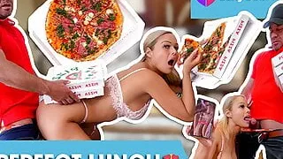I fuck a delivery guy while eating pizza! SEXYBUURVROUW.com