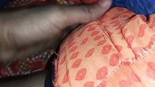 Soyi hue sauteli maa ke piche se dhood dabaye