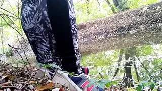 Goldener Nektar aus meiner abgefuckten Muschi am Fluss