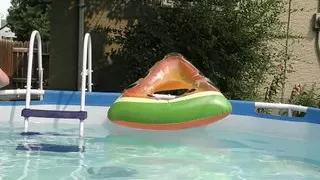 Dirtygardengirl – anal fisting & prolapse in swimming pool