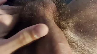 Junger Mann berührt seinen eigenen durchschnittlichen Schwanz