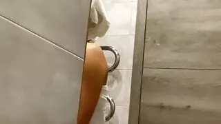 Rita Fox washes and masturbates her pussy in the shower