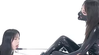 Fejira com – Latex-clad slave girl licking soles