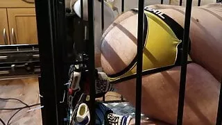 Welpe im Käfig von einer Maschine gefickt