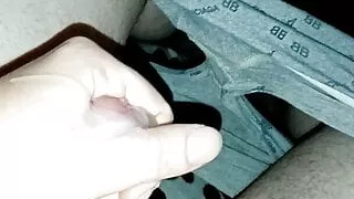 Schwanz auf dem Plaid reiben und Sperma spritzen