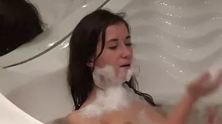 Teen Lesly on Bathtubs while rubbing her pussy