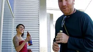 Touri Laed Nutte auf ein Bier ein