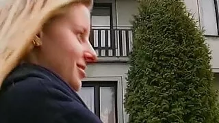 Junge Blondine mit zwei Dildos fickt sich selbst