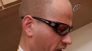 Abenteuerlustige Blondine bei ihrem ersten Dreier gefilmt