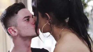 MILF-Göttin Katrina Moreno eingecremt