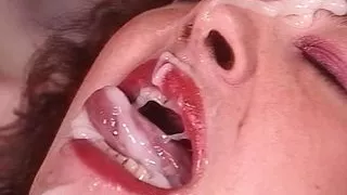 Behaarte deutsche milfs lutschen gerne den saft aus