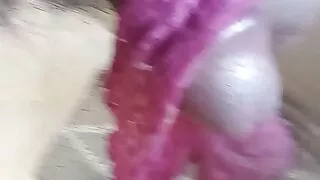 Ich bearbeite meinen kleinen Schwanz im Höschen