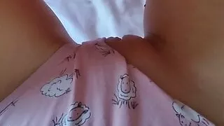 Amateur Plays with her Pussy until she Cums