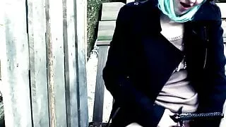 Manga Muschi im Baumhaus gefingert