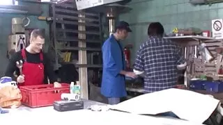 Azubi bumst Chefin in Werkstatt und wird erwischt