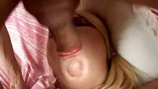 Brunette Teen Anna Semenova appena sveglia si fa una bella