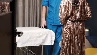 Mature mom gets massage with happy ending