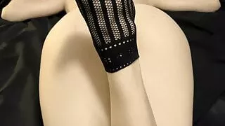 Mexican Tessa Dom gives an incredible feet show