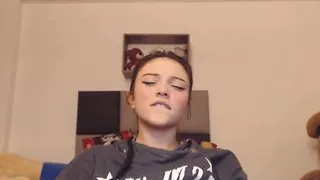 Ein Mädchen mit unschuldigem Gesicht masturbiert live und lässt dich dabei zusehen