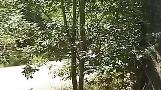 Notgeile Frau bumst verwirrten Anhalter am Feldweg