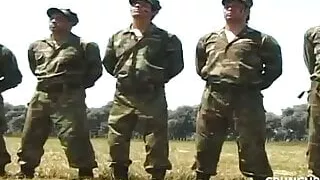 Muskeln latino militayr Jungs ficken im Freien in Ausstellung