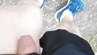 Pissen und Orgasmus nach einem Lauf