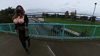 Crossdresser blinkt auf einer Autobahnbrücke
