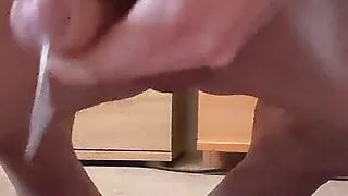 Jungschwanz spritzt morgens ins Schulbuch