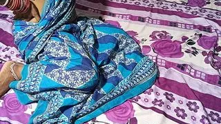 Dost Ki Maa Ne Peeth Malish ke Bahane Se Choot Chudai Sex