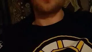 Ryker West wichst und isst sein Sperma, während sein Kumpel xbox spielt