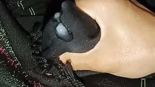 Riesiges Sperma auf weichem schwarzem Halstuch