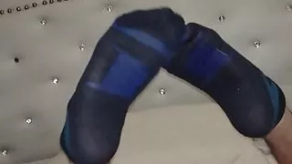 auf seinen Fußsohlen zu masturbieren