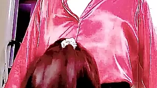 Sophia Satinata in satinierter Leopardenbluse saugt Schwanz