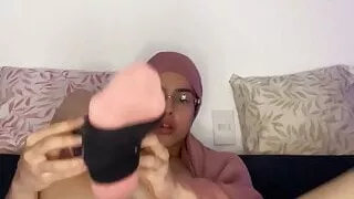 Arab masturbates a big black penis using his feet