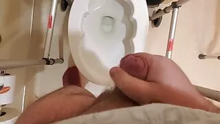 Fast beim Wichsen im Krankenhausbad erwischt