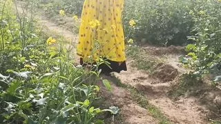 Mamta bhabhi ko khet me le jakar doggystyle me choda outdoor