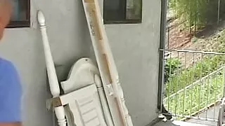 Blondes Tittenwunder steht auf Analsex