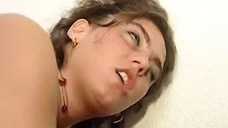 Geile Schlampe schleppt einen Typ zum ficken ab