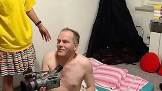 2 Thai massage therapists massieren Cameramann