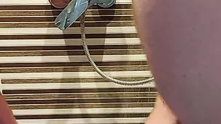 Zwei Jungs, die in Kampfstiefeln in der Dusche abspritzen