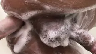 Asiatischer Ladyboy Ploy wird in der Dusche gefickt