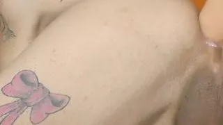 Vollbusiges Babe mit großem Schwanz spermatrunken