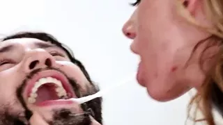 Vollbusige tätowierte Babe deepthroating während anally gebohrt