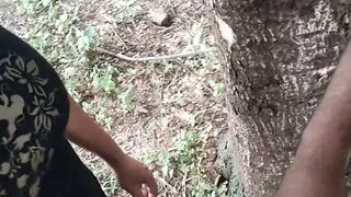 Indische Dorf-Milf Bhabhi genießt Outdoor-Sex mit einem Fremden