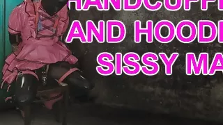 Sissy Maid in Handschellen und mit Kapuze