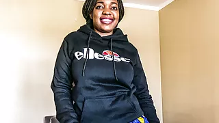 Afrikanisches Mädchen sucht einen Job, um ihr Studium zu finanzieren