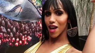 Großer Arsch Latina Transsexuelle wichst riesigen Schwanz in erotischen Dessous