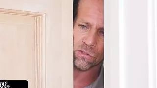 Family Strokes - Sexy Stepdaughter Aroused Seeing Stepdad