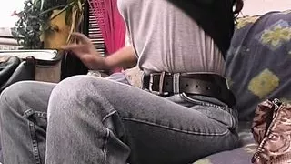 Anna wird vor dem Ficken erst mal rasiert