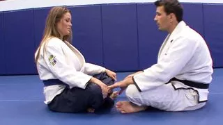 Judoka shows blonde what exercise he does at home